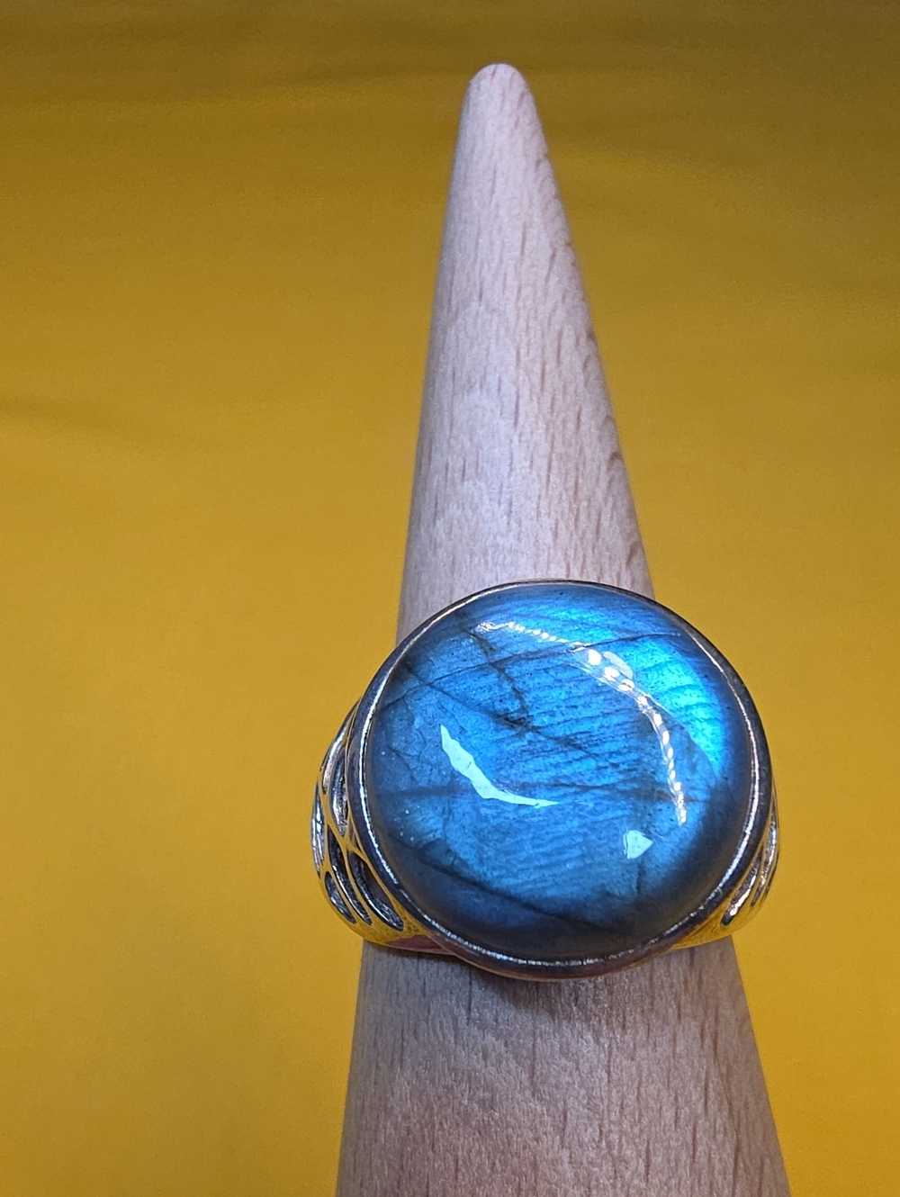925 Labradorite Ring ▪︎ Large Round Gemstone Set in 925 Silver ▪︎ A Beauty!